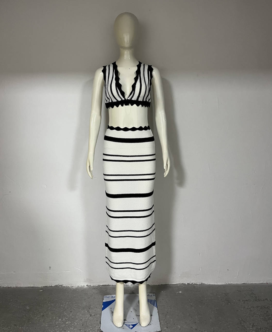 2pcs Black & White Crochet Set